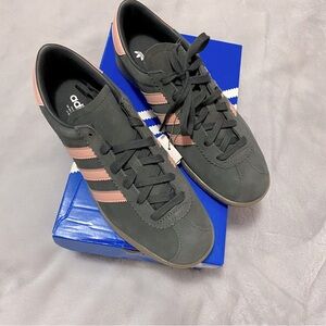 adidas women’s original Stadt sneakers